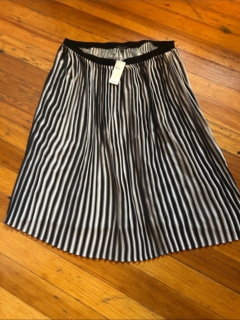 Pleated Black and white skirt. Size XL. NWT. Eileen Fisher.